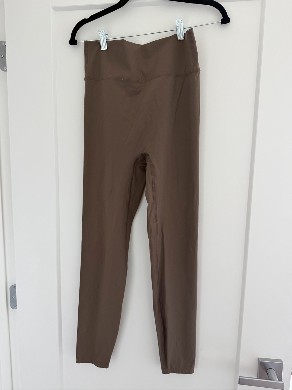 High-Waist Seamless Leggings in Taupe - Neutral Activewear - Picture 4 of 5
